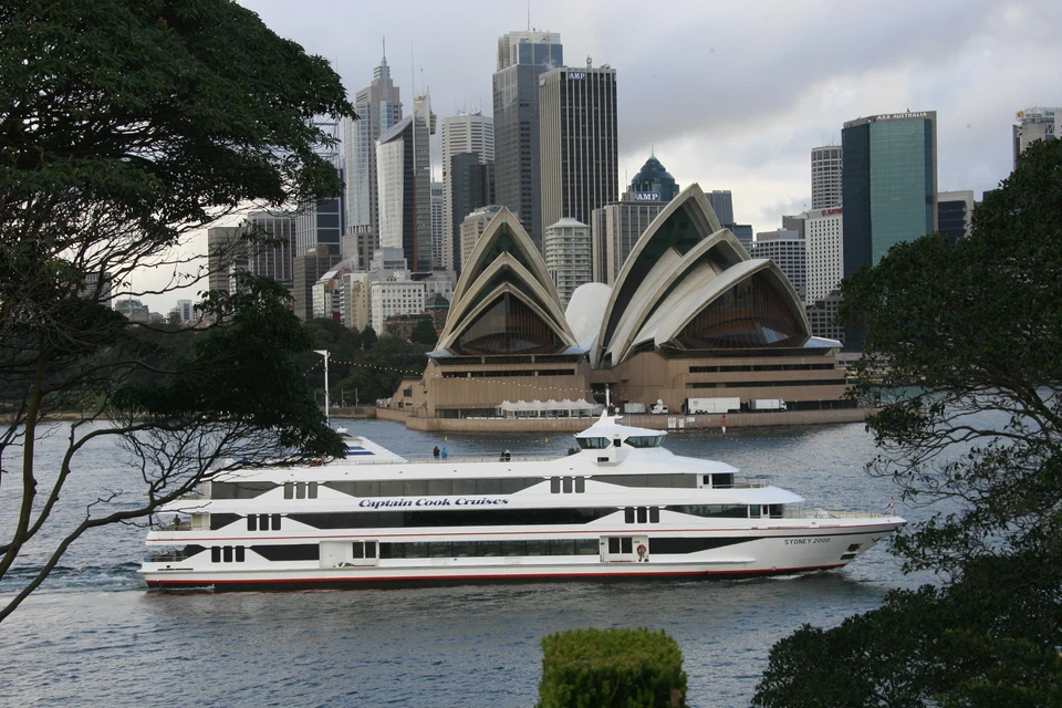 В Австралии министры возили свои семьи по миру за счёт бюджета, оппозиция требует объяснений.