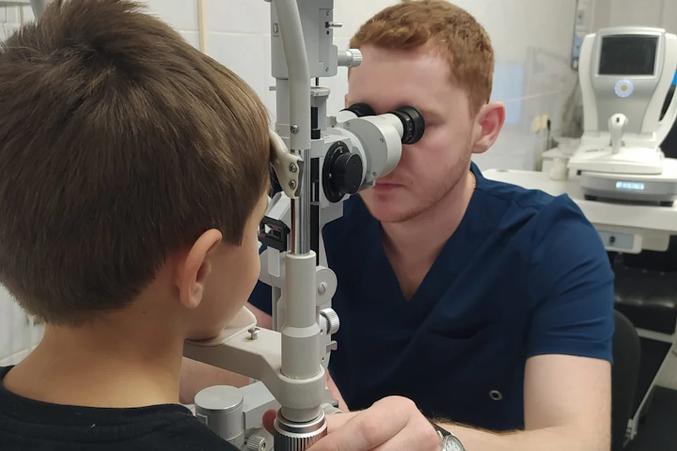 В больницу Ростова попали сразу два школьника с травмами глаз.