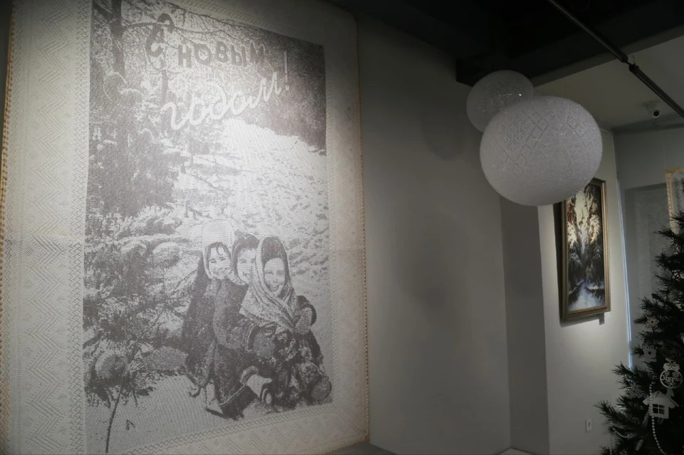 Идея создания такого произведения принадлежит дизайнеру, который смог адаптировать старую фотографию для переноса на пушистый материал. Фото: Галерея "Оренбургский пуховый платок"