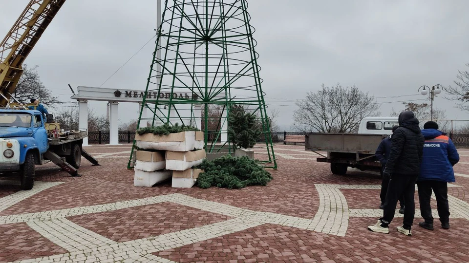 Перед Новым город площадь преображается