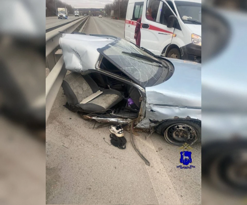 Автомобиль «Лада-2110» вылетел с трассы и врезался в опору линии электропередач. Фото : ГУ МВД по Самарской области