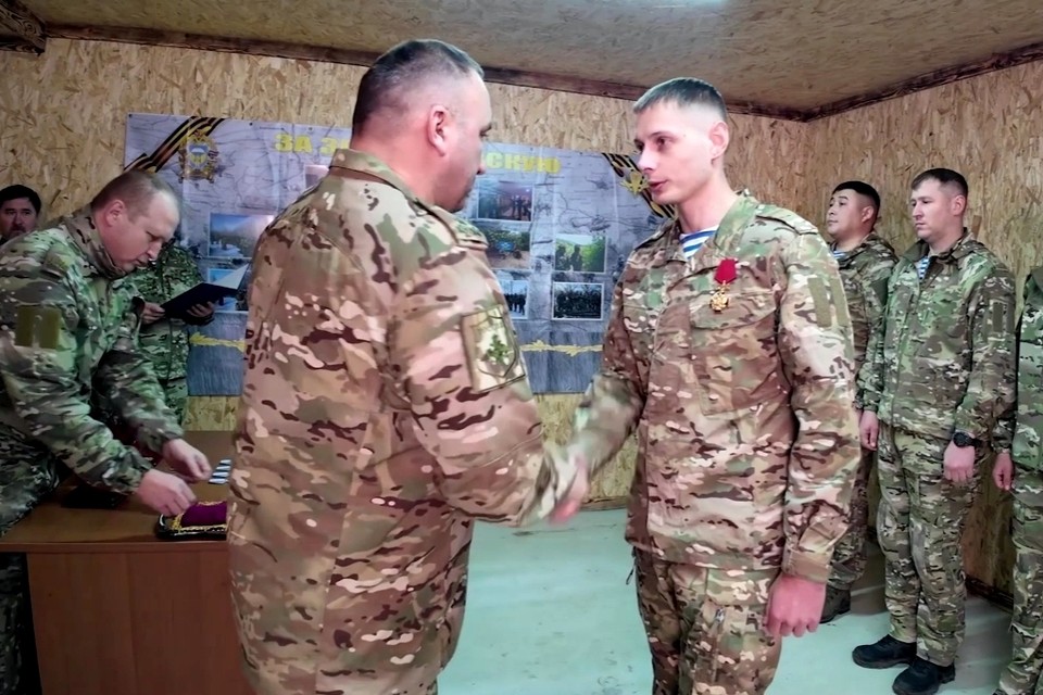 Героям операции Поток, которые зачистили Суджу, вручили боевые награды