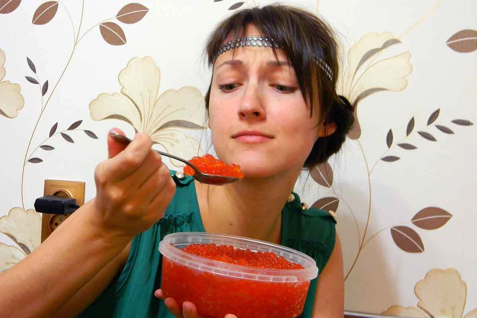 Красной икры стоит съедать примерно 2-3 столовых ложки икры в день. В среднем четыре полноценных бутерброда. Фото: Наталья ЖЕЛДАК