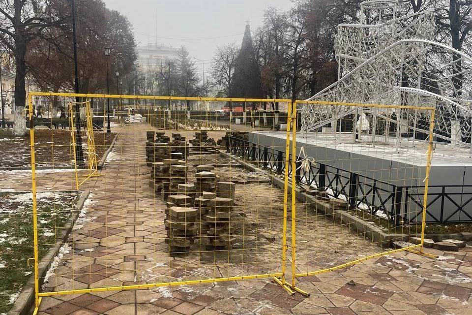 У Торговых рядов начали перекладывать тротуарную плитку, заменят до конца года