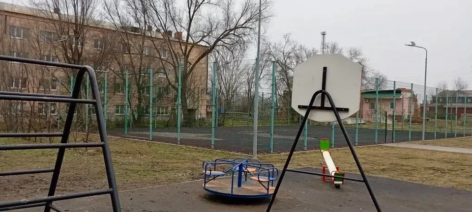 Специалисты проводили ремонт этой площадки в Камызяке всего месяц назад. Фото: Администрация МО "Камызякский район"