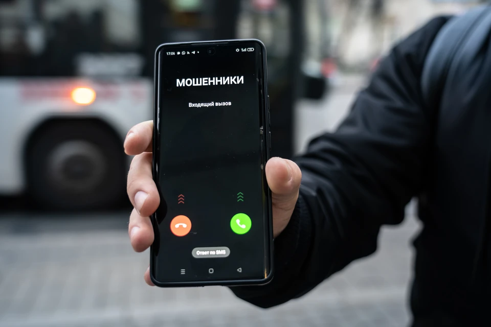 Несколько дней пенсионер, находясь под гипнозом убедительных речей, выполнял все указания мошенников.