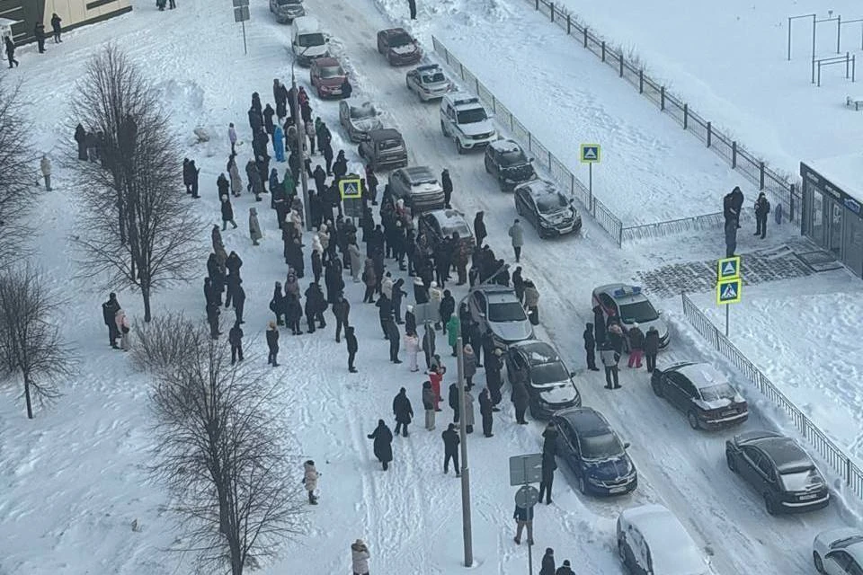 была проведена полная эвакуация здания.