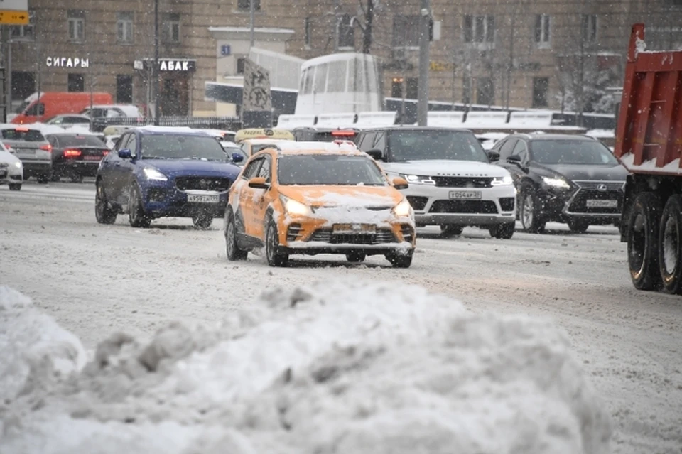 В ходе работ строители усилили существующее дорожное полотно и уложили новый двухслойный асфальтобетон.