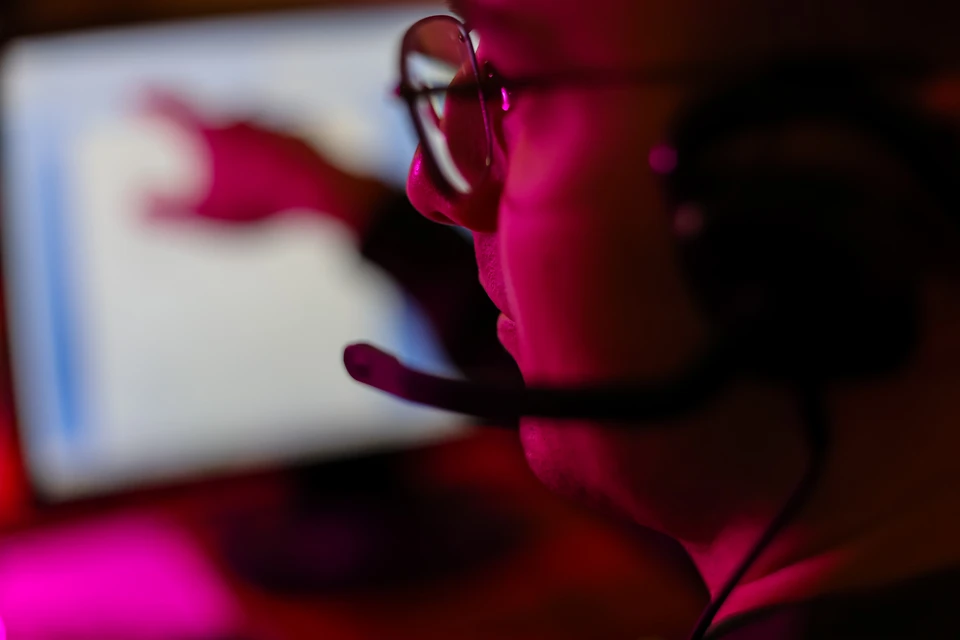 Телефонные мошенники едва не обманули и курьера, и доверчивую бабушку.