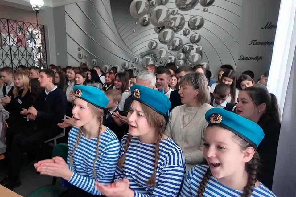 Десантников встретили в донецкой школе с песнями