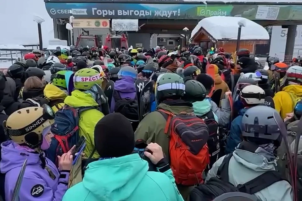 Очереди туристов у подъемников образовались в Красной Поляне Фото: скриншот записи камер видеонаблюдения