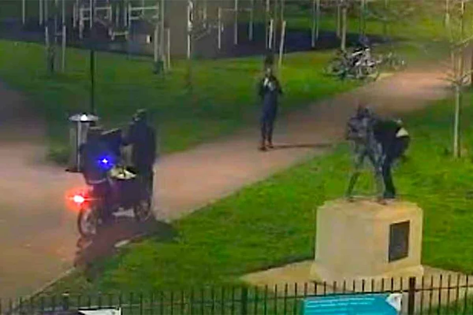 В Лэнгдон-парке в Британии воры сорвали и похитители бронзовую статую британского боксера-чемпиона Тедди Болдока