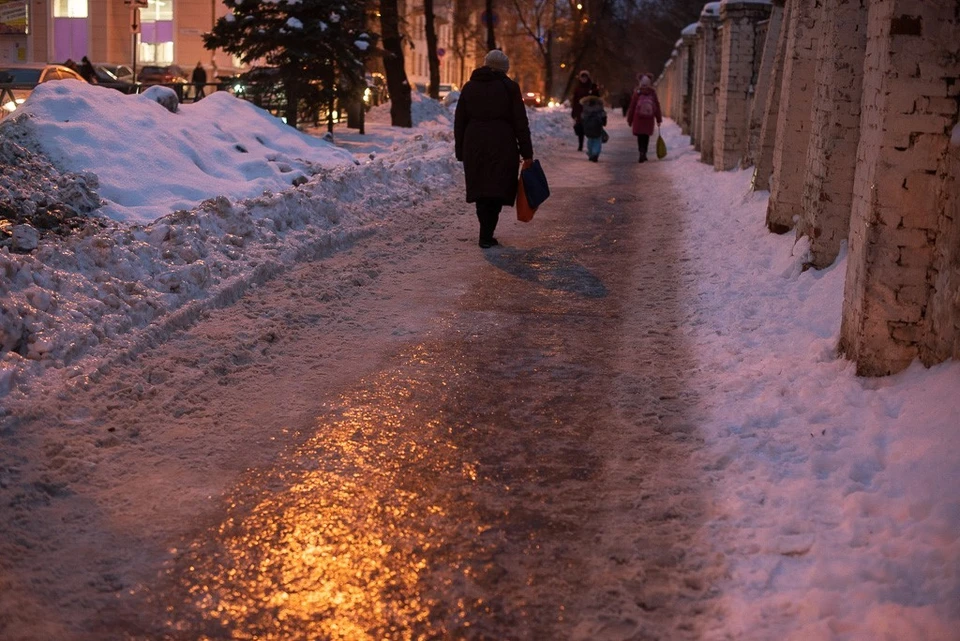 Из-за похолодания все влажные поверхности в городе, включая в тротуары, мгновенно превратятся в лед