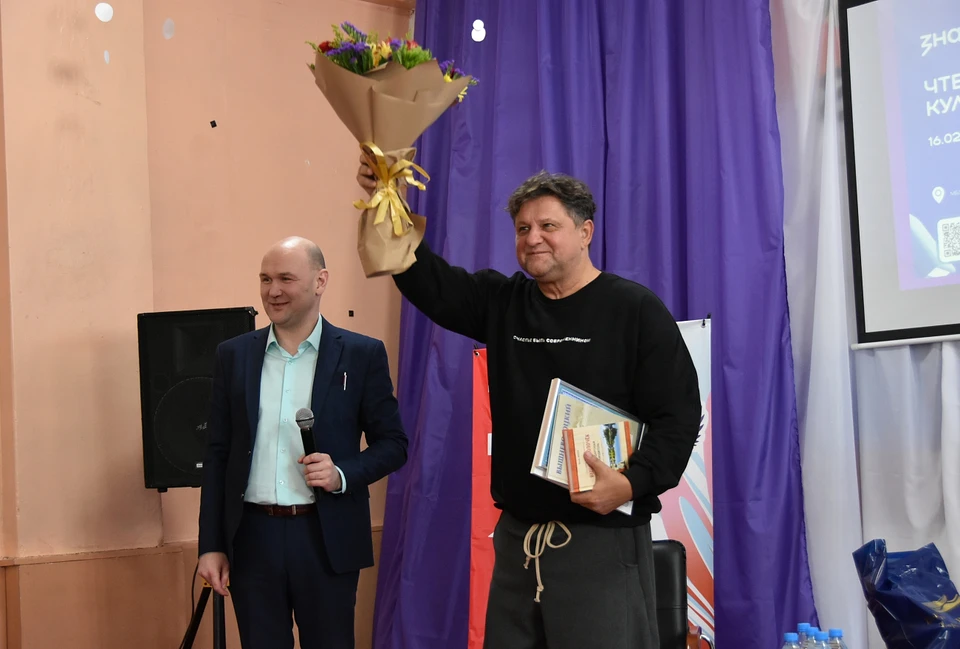 Александру Самойленко подарили цветы. Фото: администрации Вышневолоцкого округа