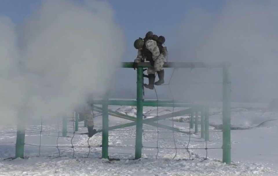 Мотострелки учатся на полигоне освобождать города и сбивать дроны против солнца