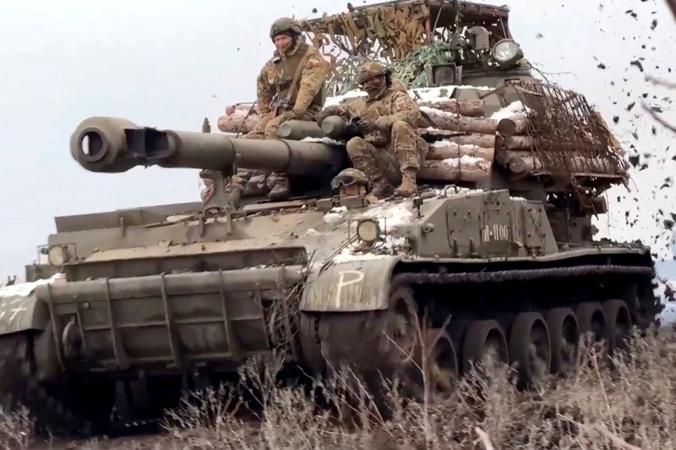 Артиллерист Зверь бьет украинские бронемашины прямой наводкой