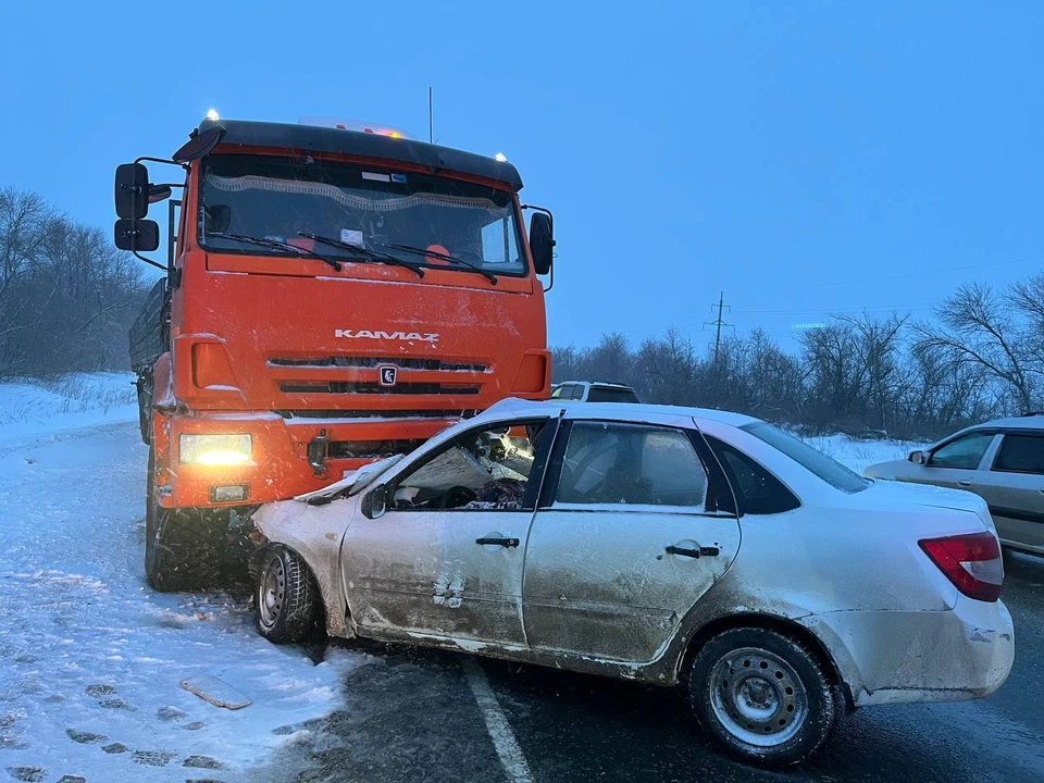В ДТП травмы получили водитель и два несовершеннолетних пассажира легковой машины.