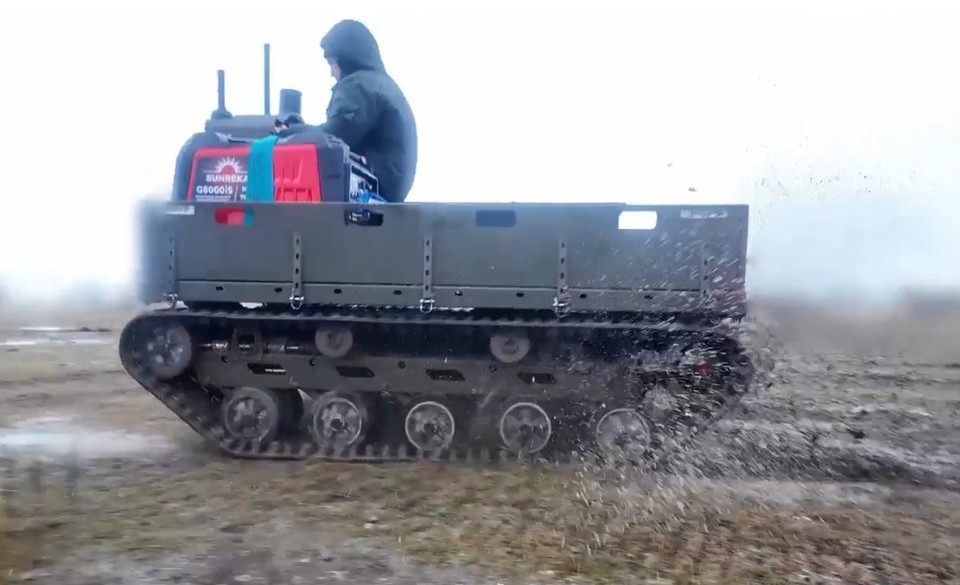 Десантники ВС РФ испытали на передовой новых роботов-курьеров