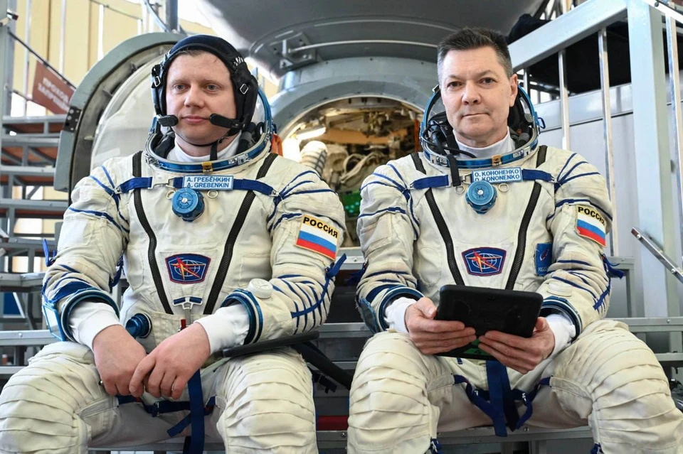 Командир корабля Олег Кононенко и Александр Гребенкин отработали предстартовую подготовку. Фото: Павел Швец