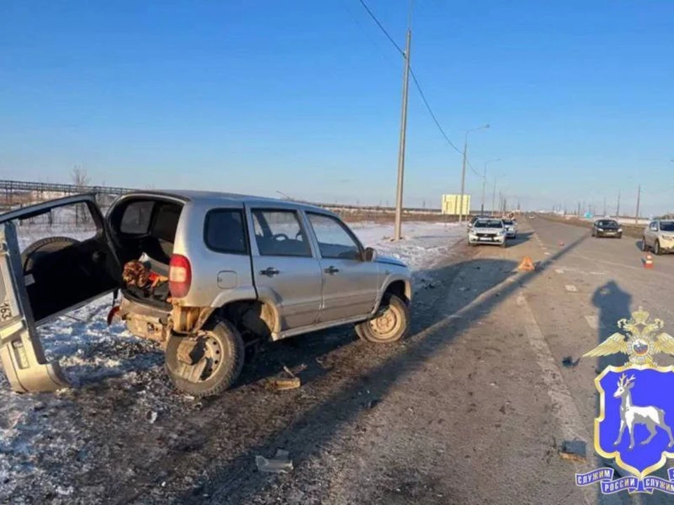 В Ставропольском районе Самарской области 34-летний водитель Lada Priora не справился с управлением и врезался в стоящий автомобиль Chevrolet Niva.