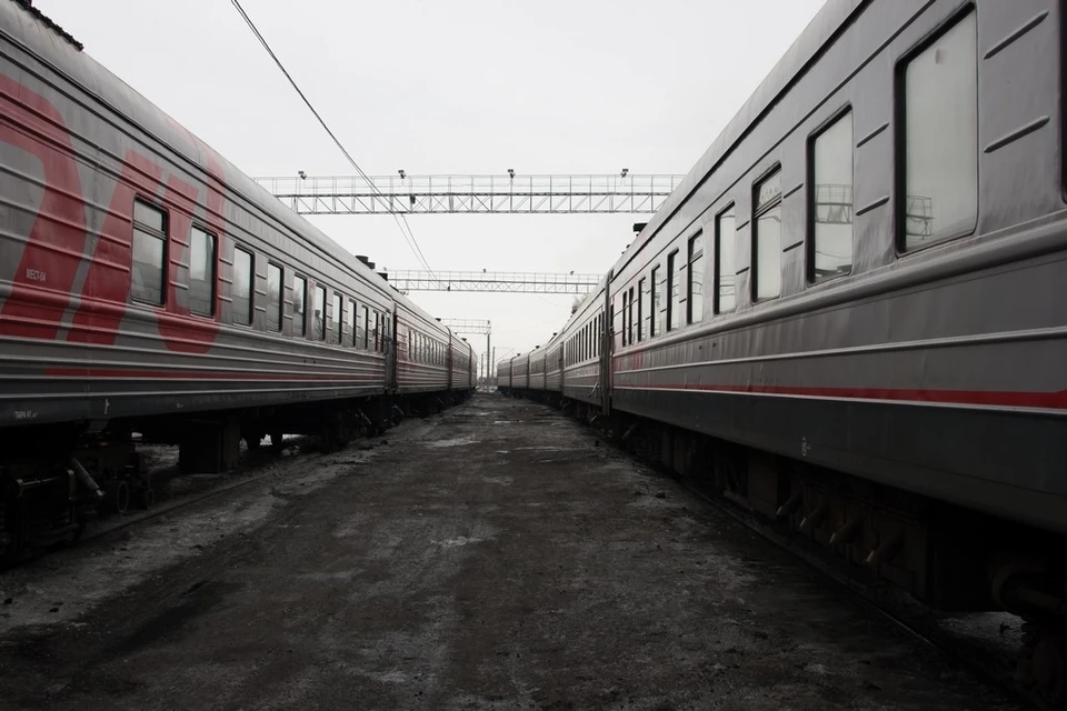 Пассажиров поезда обеспечили питанием.
