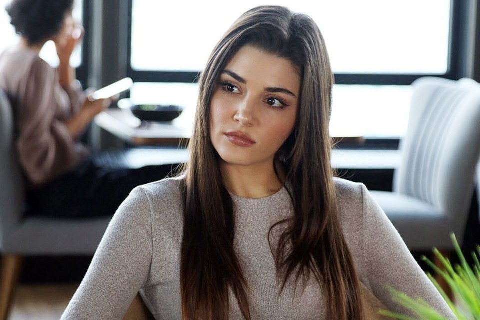 Ханде Эрчел попала в скандал о вечеринках с наркотиками: Что известно про арест звезды Постучись в мою дверь