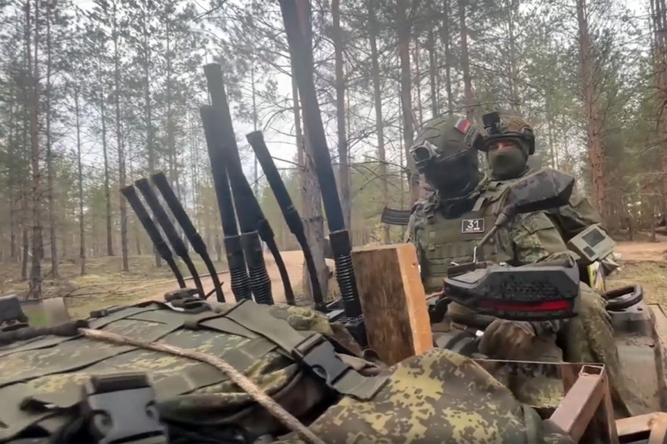 Российские бойцы сбивают вражеские дроны по дороге к передовой