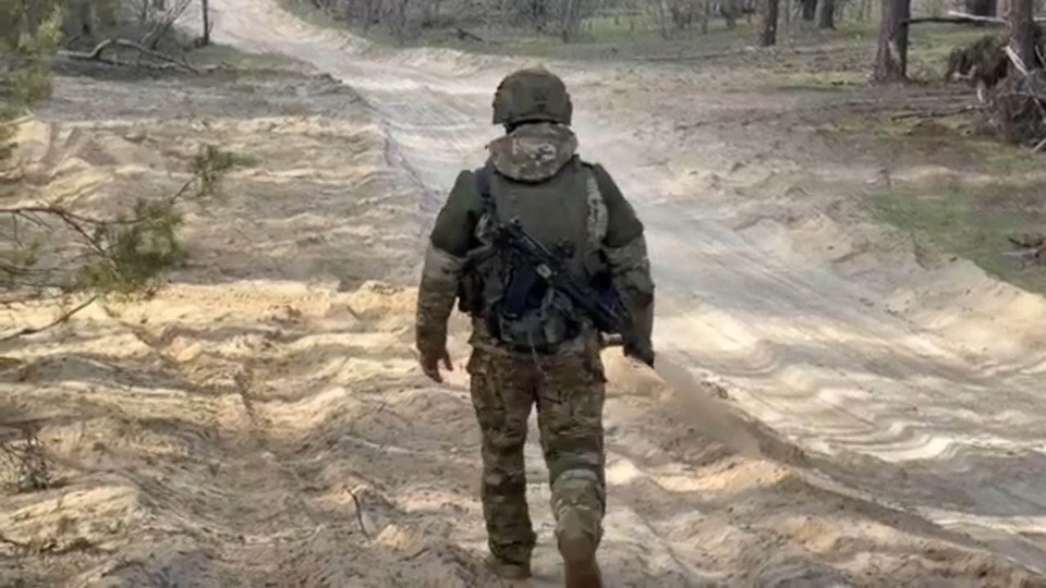 Российские саперы расчищают от мин дороги, ведущие к передовой, под носом врага