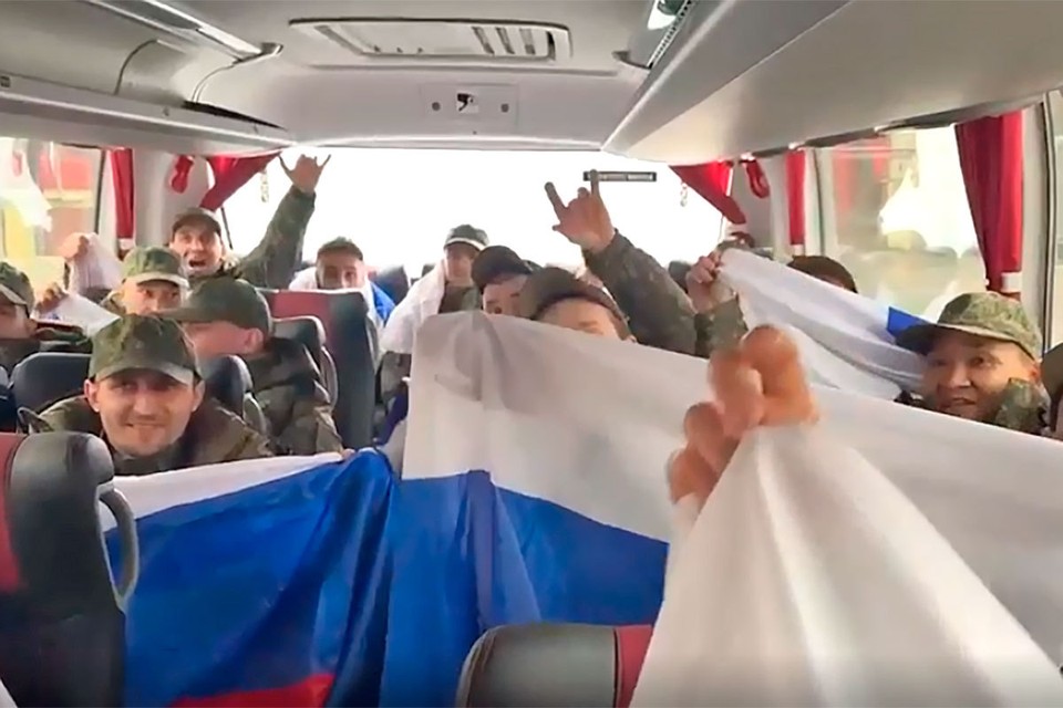 Видео возвращения 175 российских солдат из украинского плена показало Минобороны