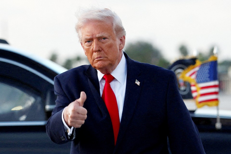 Силачом слывет недаром  семерых одним ударом