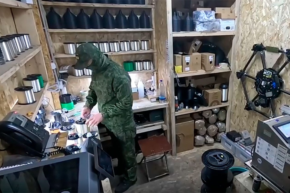 В Минобороны России показали видео подготовки к полетам дронов на оптоволокне