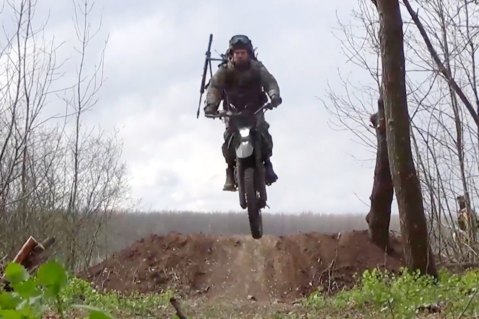 Российских штурмовиков в бронежилетах и касках учат держаться в мотоседле