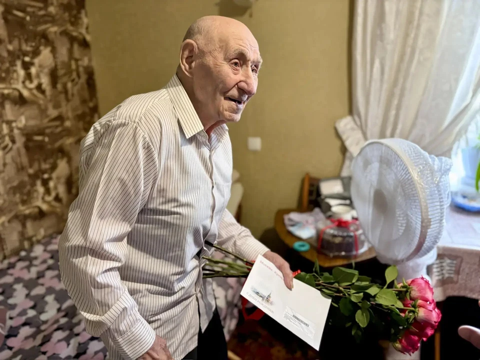Ветерана поздравили со 100-летним юбилеем. Фото - администрация Бердянска