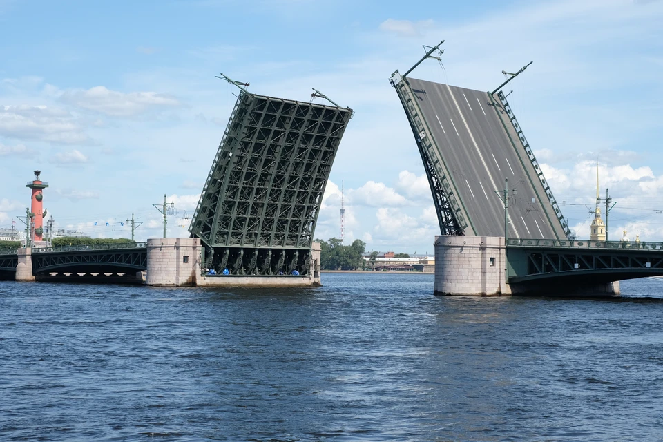 В Петербурге усилили контроль за мостами перед майскими праздниками.