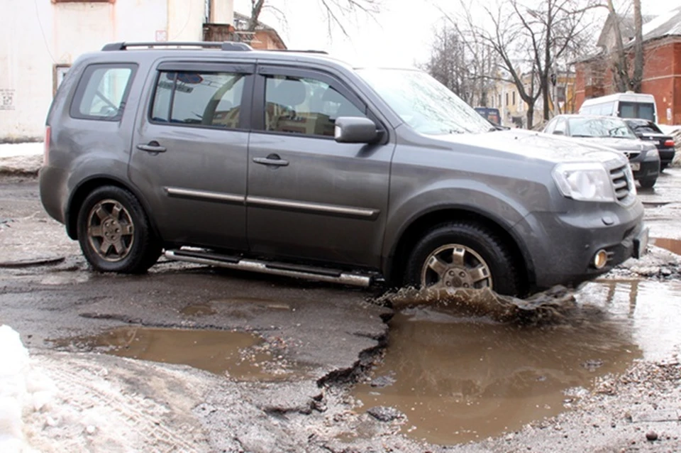 Глубокая яма ничем не огорожена