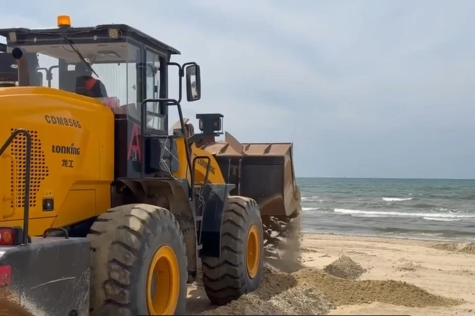 К морю привозят новый песок