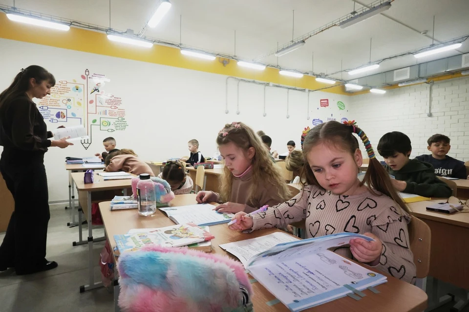 На Украине возбудили уголовное дело из-за «подпольной» школы в Киеве, где вели уроки по советским учебникам. Фото: Viacheslav Madiievskyi/Keystone Press Agency/Global Look Press