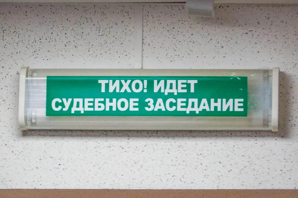 Установлено, что в 2025 году чиновник заключал муниципальные контракты на расчистку территории с организацией, учредителем которой является его жена