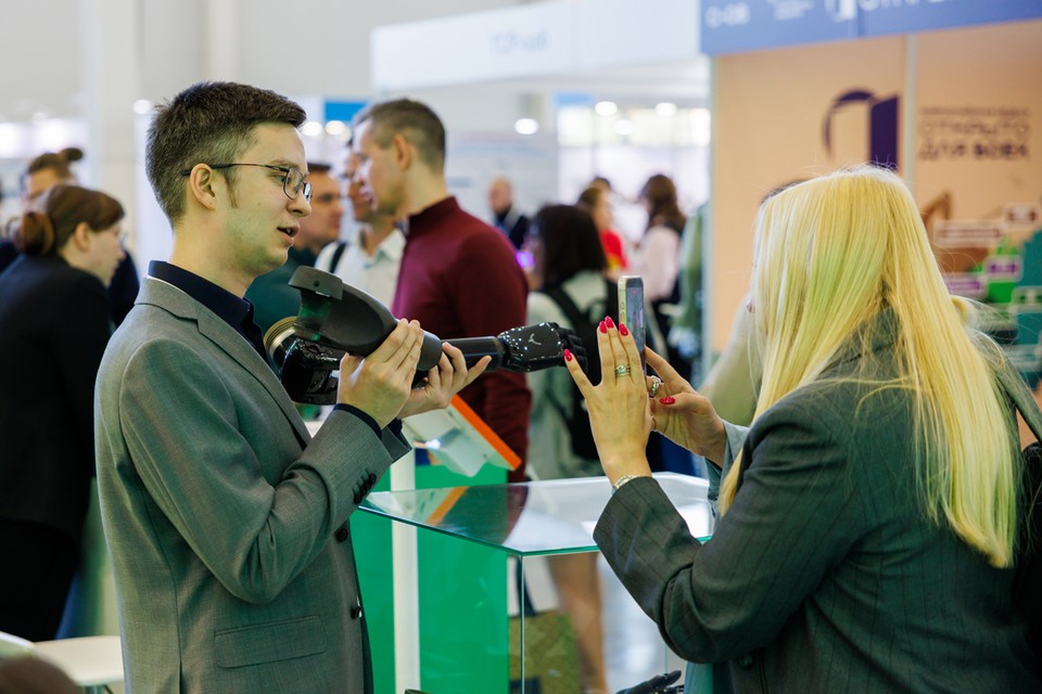 На форуме Интеграция представили первый российский протез локтя, совместимый с бионическими кистями