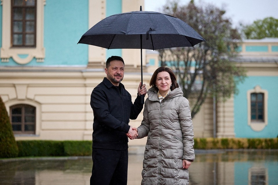 12-сантиметровая платформа не спасает Зеленского  его снимают снизу, от земли