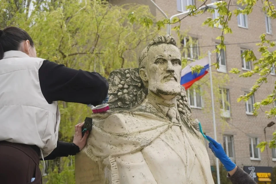 Около памятника тоже навели порядок. Фото - министерство культуры Запорожской области