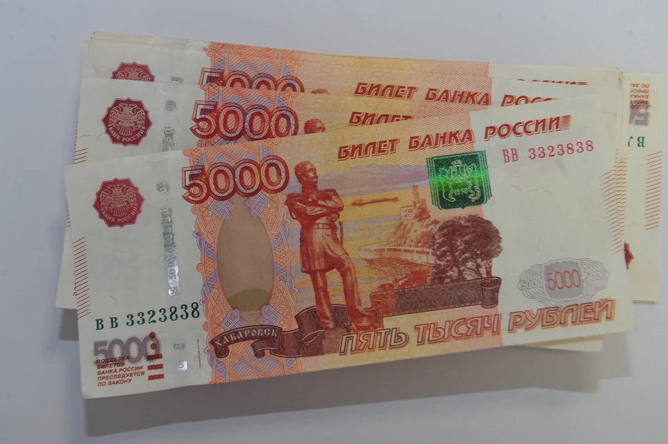 700 тысяч рублей выплатят в пользу работника, по 100 тысяч – его супруге и сыну.
