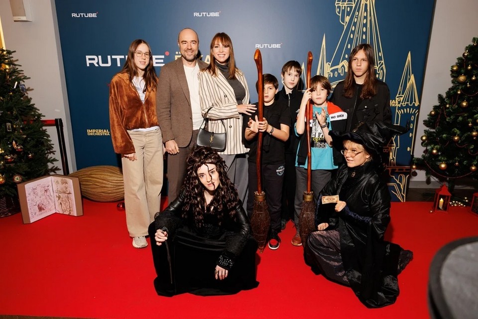 Сына возлюбленного Дибровой Романа Товстика развернули в аэропорту: мать закрыла ребенку выезд из страны