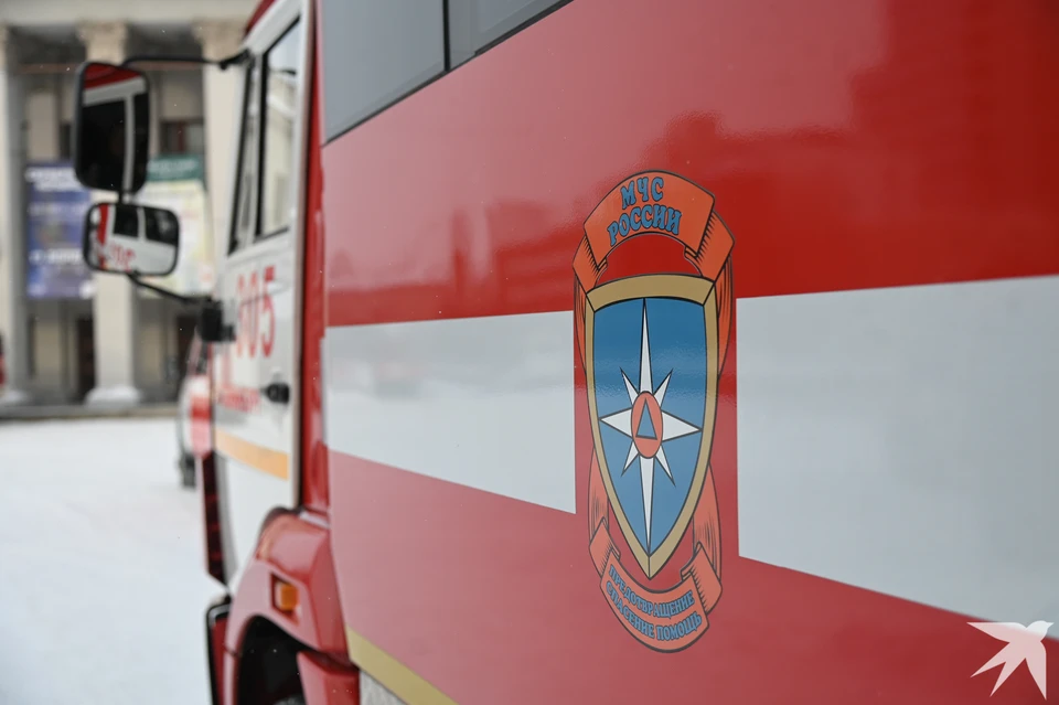 К месту ЧП выезжали две пожарные машины и восемь сотрудников МЧС