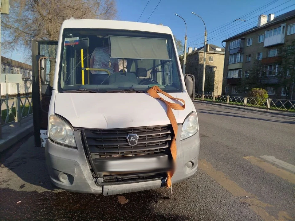 Автобус въехал в остановившееся на светофоре авто