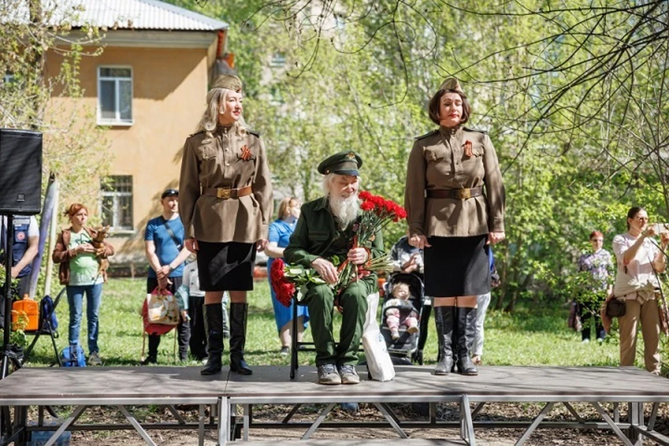 В Екатеринбурге поздравили ветерана Великой Отечественной войны. Фото: мэрия Екатеринбурга