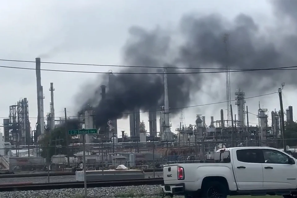 В Луизиане произошел пожар после взрыва на нефтеперерабатывающем заводе. Фото: кадр из видео.