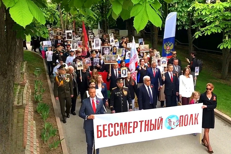 Завершается Неделя воинской славы в Стамбуле. Уже в 20-й раз соотечественники принимают участие в Марше «Бессмертного полка»