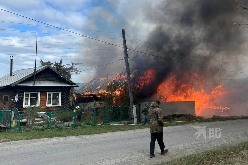 Площадь пожара составила 800 квадратных метров. Фото: предоставлено очевидцами