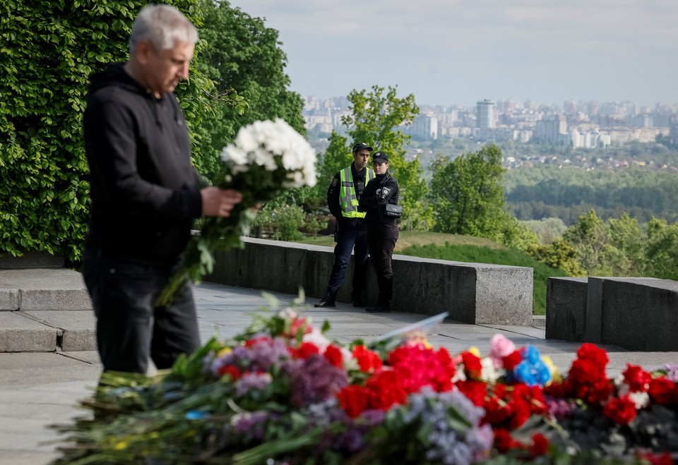 День Победы в Киеве: цветы к Вечному Огню несли даже солдаты ВСУ с нацистскими шевронами